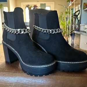 Olivia miller women’s Alyssa zip up chain ankle boots size 8.5